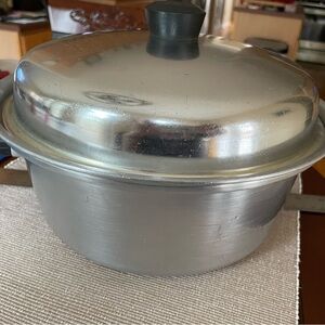 Wear Ever Dutch Oven No. 824. Aluminum 4 quart pot with Lid.